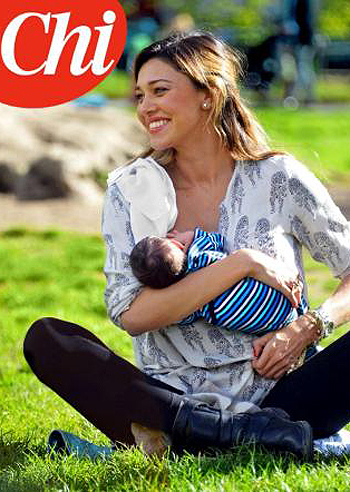 Belen allatta Santiago al parco Belen allatta Santiago al parco