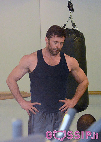 Hugh Jackman si tiene in forma in palestra