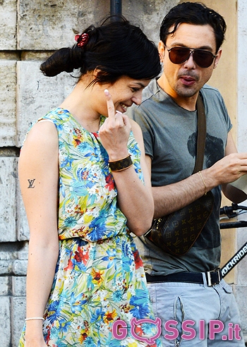 Sara Tommasi, dito medio ai flash