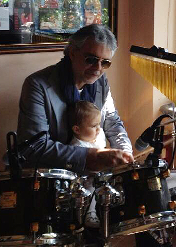 Andrea Bocelli alla batteria con la figlia