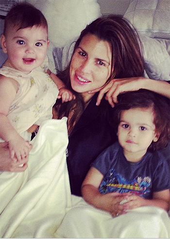 Claudia Galanti, acqua e sapone con i figli