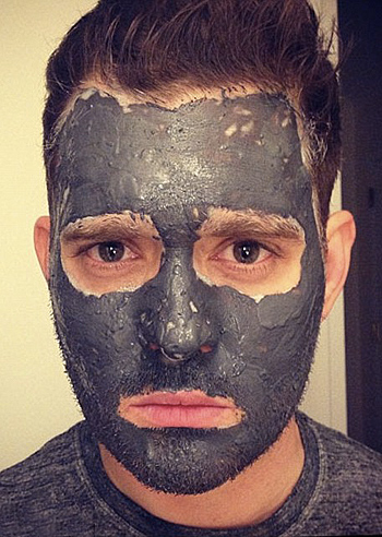Michael Bublé con una maschera per il viso