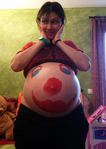 Elisa, il pancione ride