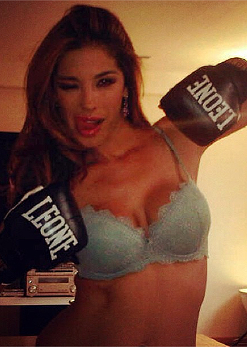 Aida Yespica, una boxeur in reggiseno