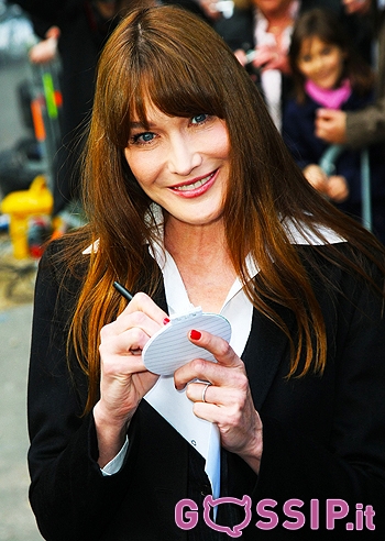 Carla Bruni, agli Champs Elysees da cantante
