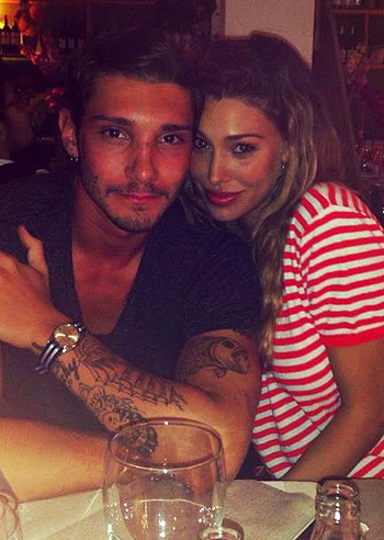 Belen e Stefano, cena al bacio