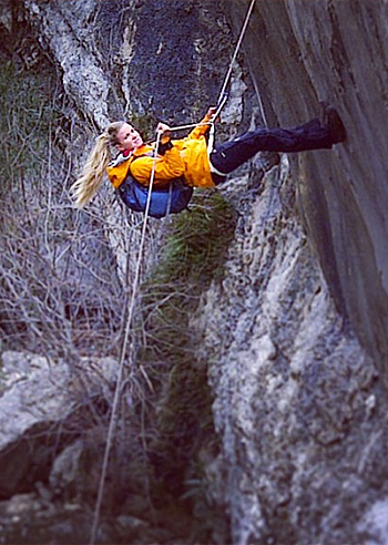 Fiammetta Cicogna sospesa nel vuoto