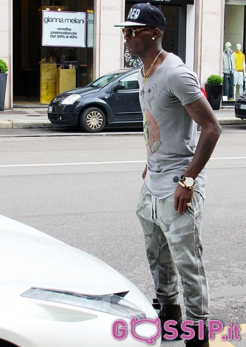 Mario Balotelli, shopping in Ferrari Mario Balotelli, shopping in Ferrari