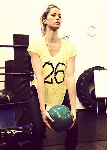 Elena Santarelli, esercizi per i glutei