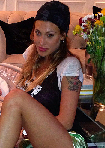 Belen Rodriguez, cappellino e coscia in primo piano Belen Rodriguez, cappellino e coscia in primo piano