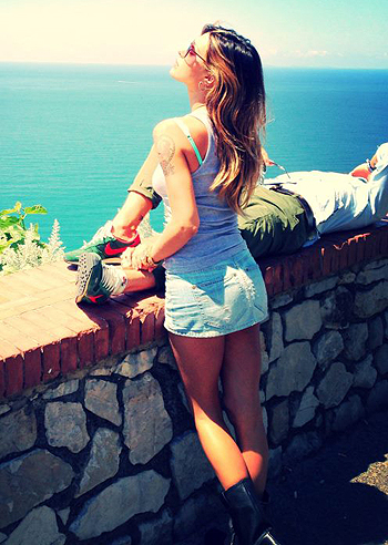 Belen Rodriguez baciata dal sole