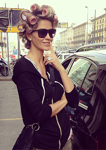 Elena Santarelli, in strada con i bigodini