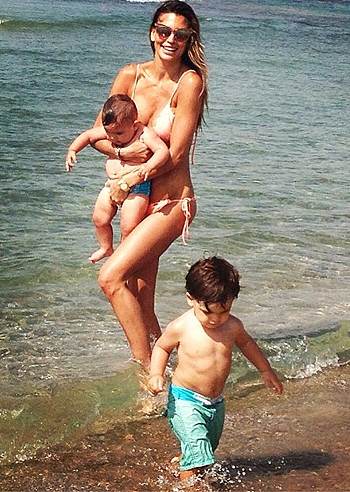 Claudia Galanti, in spiaggia con Tal Harlow e Liam Claudia Galanti, in spiaggia con Tal Harlow e Liam
