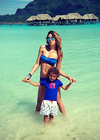Aida Yespica a Bora Bora con il figlio