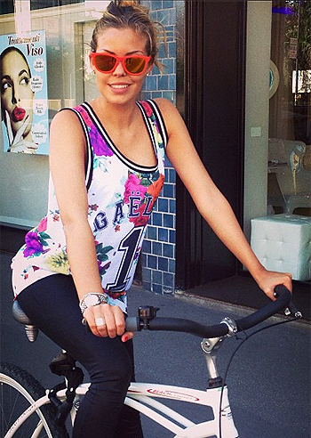 Costy Caracciolo, bellezza in bicicletta