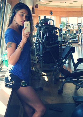 Belen, autoscatto in palestra