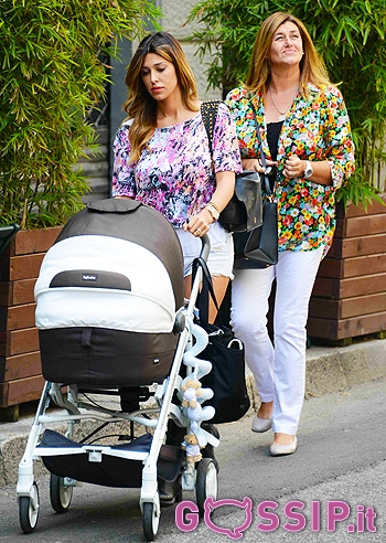 Belen Rodriguez, passeggiata con Veronica e Cecilia Belen Rodriguez, passeggiata con Veronica e Cecilia
