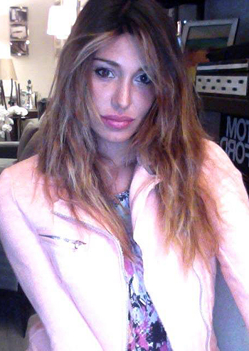 Belen saluta gli amici