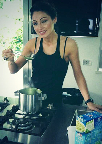 Anna Tatangelo ai fornelli per Andrea