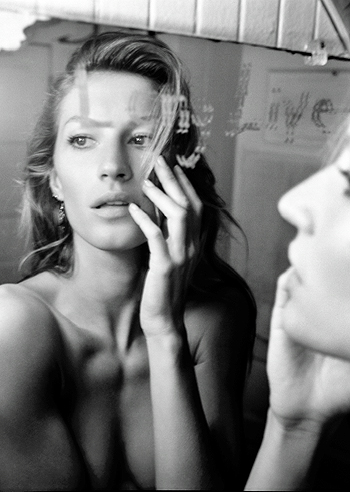 Gisele allo specchio