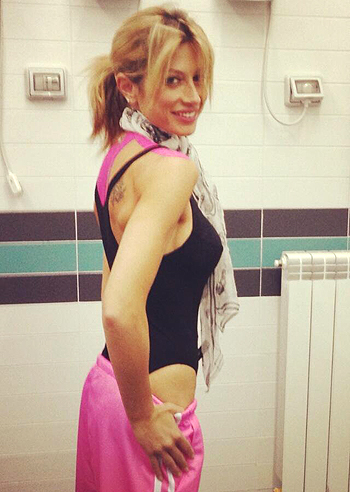 Maddy Corvaglia, cerotti in tinta con l'outfit