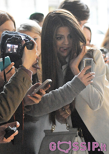Selena Gomez fa le boccacce con i fan