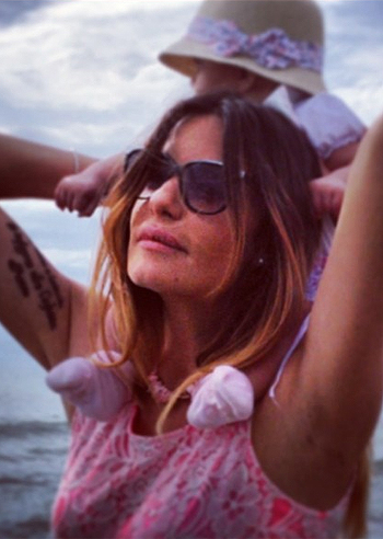 Alessia Fabiani porta Keira sulle spalle