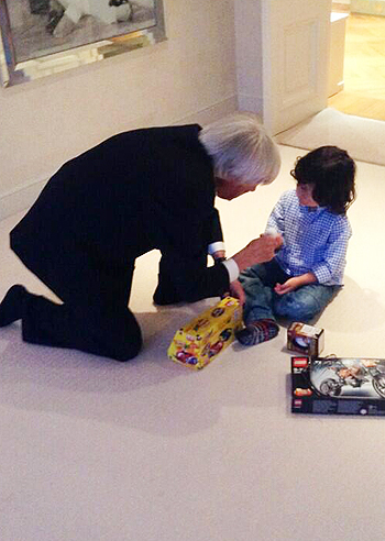 Bernie Ecclestone gioca con Nathan Falco