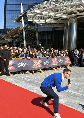 Mega folla per Alessandro Cattelan