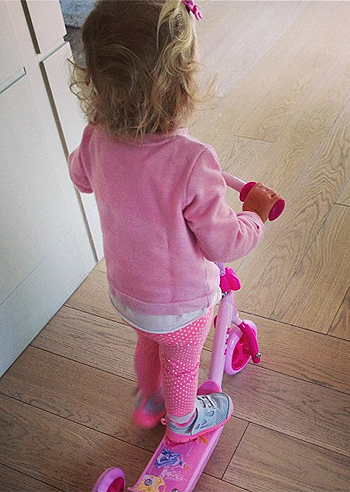 Ale Marcuzzi guarda Mia 'running around'