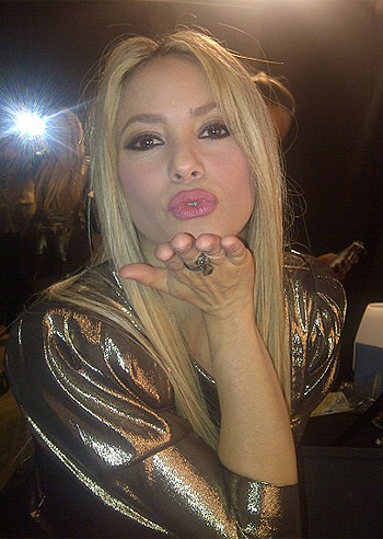 Shakira, un bacio ai fan