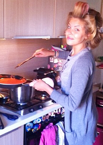 Costy Caracciolo, ai fornelli con i bigodini