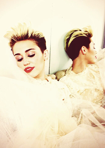 Miley Cyrus in bianco su Twitter