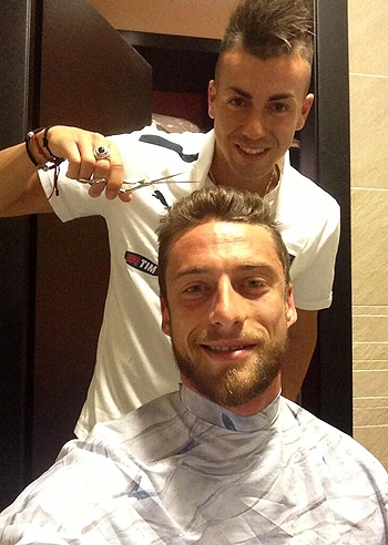 Claudio Marchisio, i capelli glieli taglia El Shaarawy Claudio Marchisio, i capelli glieli taglia El Shaarawy