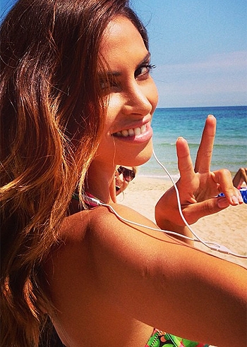 Camila Morais, l'ufficio in spiaggia