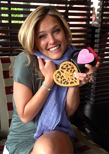 Bar Refaeli, regali da uno sconosciuto