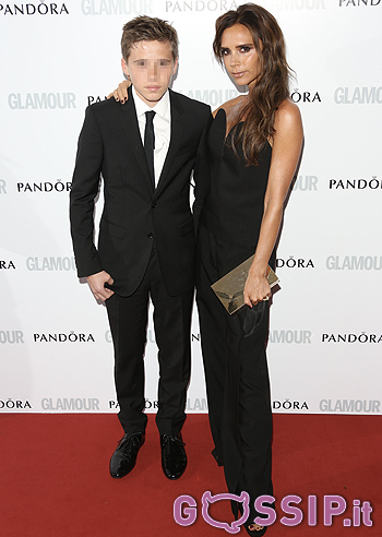Victoria Beckham sul red carpet con Brooklyn