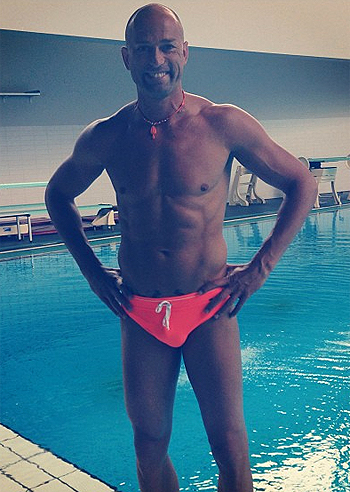 Stefano Bettarini, slip fluo