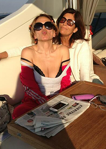 Sole in barca per Barbara D'Urso Sole in barca per Barbara D'Urso