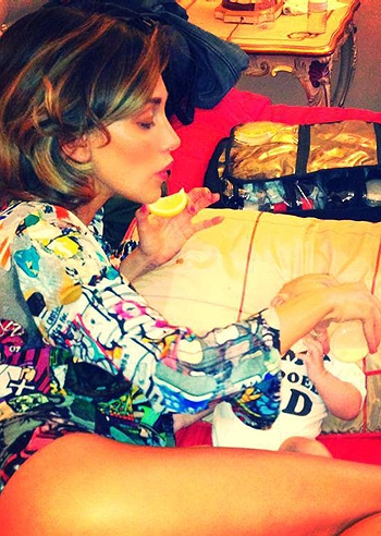 Belen Rodriguez, sul letto allatta Santiago Belen Rodriguez, sul letto allatta Santiago