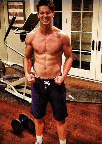 Patrick Schwarzenegger si allena per l'estate