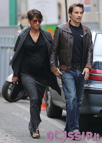 Halle Berry col pancione a Parigi