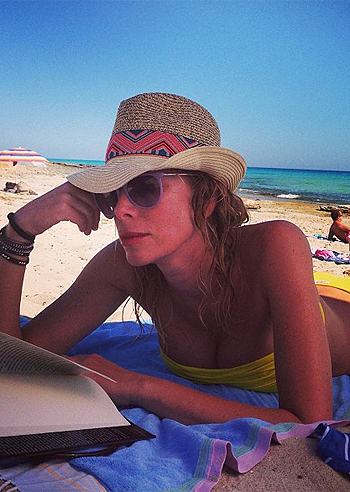 Alessia Marcuzzi si rilassa leggendo