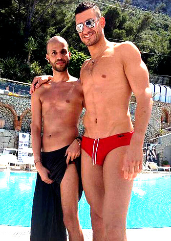 Cosce a confronto per Jonathan