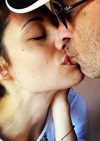 Eros Ramazzotti, bacio social con Marica