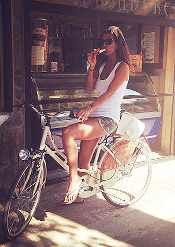 Roberta Morise, bellezza in bicicletta