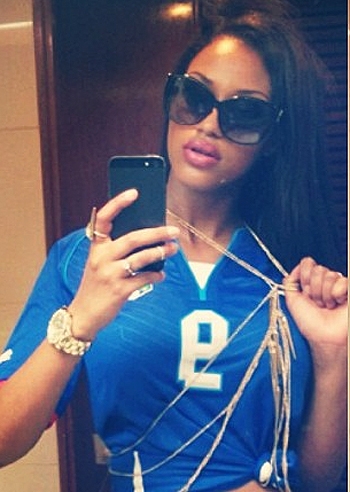 Fanny Neguesha allo stadio con la maglia n.9 Fanny Neguesha allo stadio con la maglia n.9