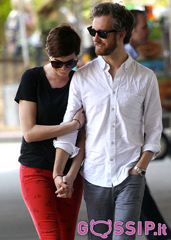 Anne Hathaway a spasso abbracciata al marito Adam