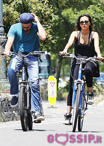 Leonardo DiCaprio in bici con una mora