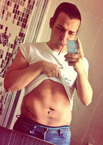 Valerio Scanu, prova addominali davanti allo specchio